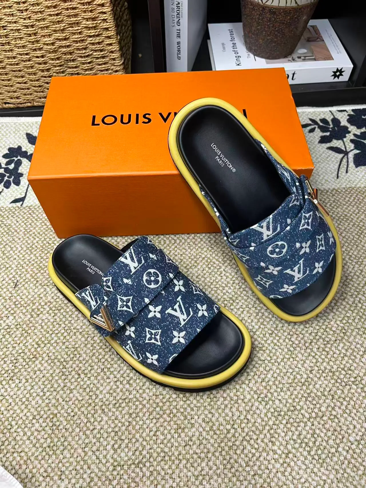 P340 [New Style] [LOUIS VUITTON] Louis Vuitton, LV printing, men's and women's slippers are now on the market, packed in drawer boxes with cloth bags and cards, the upper pattern looks very soft and waxy, and is a super versatile leg slimming tool. Fabric: imported denim/canvas/old fabric, LV hardware LOGO, official website pattern printing, comfortable to wear, feet: high-elastic PU water table. Sole: foam sole, heel height: about 5cm. Code number: 35-46, 35, 45, 46 are custom-made and non-returnable. Color: multiple colors and styles available.